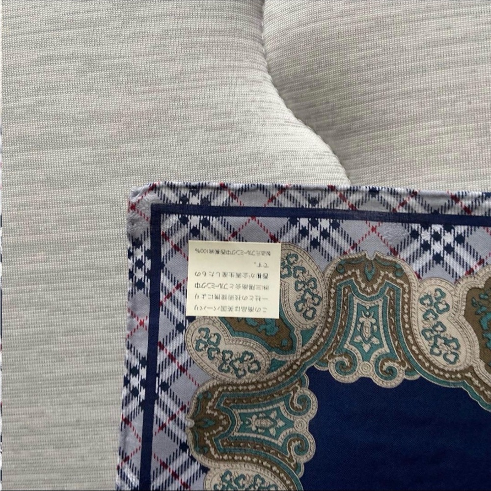 Burberrys Vintage Paisley Patterned Scarf NWT approx 19x19 - Picture 3 of 4